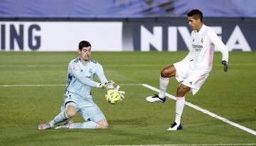 Thibaut Courtois y Raphael Varane.