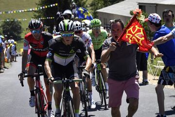 El ciclista italiano, Damiano Caruso, el belga Serge Pauwels, el francés Warren Barguil con la camiseta de lunares del mejor escalador, y el holandés Dylan van Baarle, en una escapada ante un aficionado.