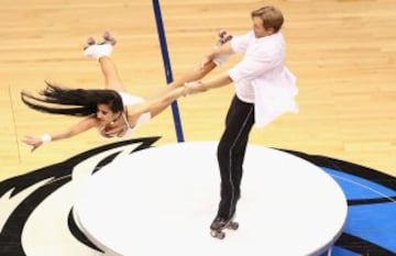 Los patinadores Karoly y Ana Zeman durante su exhibición en el descanso del partido de la NBA entre Orlando Magic y Dallas Mavericks.