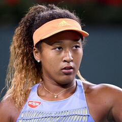 Japanese sensation Osaka blitzes Halep en route to decider