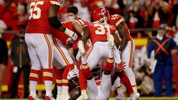 The Kansas CIty Chiefs stay on top of the AFC after a demolishion of the Pittsburgh Steelers. Patrick Mahomes threw for 258 yard and three TDs in the win.