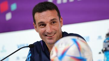 Doha (Qatar), 21/11/2022.- Argentina's head coach Lionel Scaloni smiles during a press conference at the Qatar National Convention Center (QNCC) in Doha, Qatar, 21 November 2022. Argentina will play Saudi Arabia in their group C match of the FIFA World Cup 2022 on 22 November. (Mundial de Fútbol, Arabia Saudita, Catar) EFE/EPA/ABIR SULTAN
