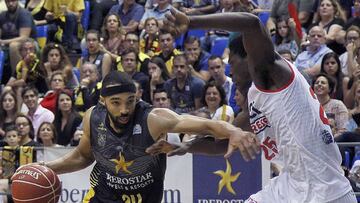 GRA387. LA LAGUNA (TENERIFE), 14/05/2017.- El base estadounidense de Iberostar Tenerife, Davin White (i), intenta superar la defensa del alero congole&ntilde;o del ICL Manresa, Romaric Belemene, durante el encuentro correspondiente a la liga ACB, que disputan esta tarde en el Pabell&oacute;n de Deportes Santiago Mart&iacute;n de Tenerife. EFE/Crist&oacute;bal Garc&iacute;a.