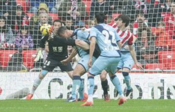 San José despeja el balón. 