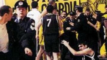 BATALLAS CAMPALES. Pese al esfuerzo de la policía, los incidentes proliferan en pistas helenas.