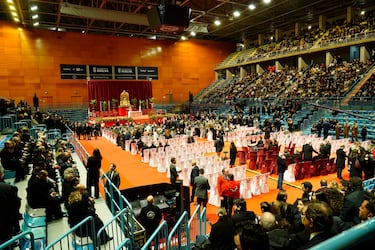 Interior del Palacio de Deportes Carolina Marín, donde ha transcurrido la misa funeral en memoria de las 45 personas fallecidas en el accidente ferroviario de Adamuz.