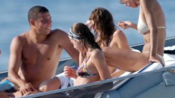 Ronaldo, durante unas vacaciones en 2003 en un yate acompa&ntilde;ado de varias mujeres. 
