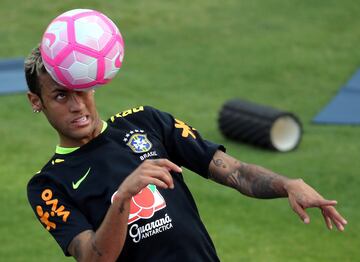 Neymar se divierte junto a Dani Alves jugando al Teqball