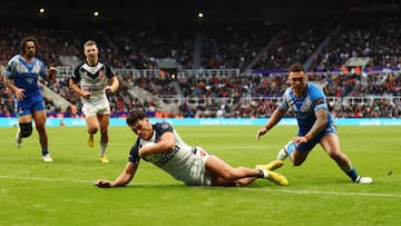 El jugador de Inglaterra Herbie Farnworth logra un ensayo durante el partido de la Rugby League World Cup entre Inglaterra y Samoa.