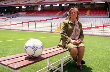 Primera presidenta de un club de fútbol de Primera División en España. Sucedió en el cargo a su marido José Mª Ruiz Mateos al frente del Rayo Vallecano. 