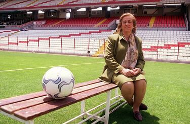 Primera presidenta de un club de Primera División en 1994, el Rayo Vallecano. Sucedió en el cargo a su marido, José Mª Ruiz Mateos.