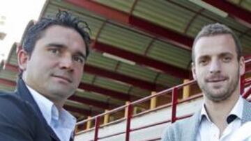 <b>HISTÓRICOS. </b>Sánchez y Soldado se saludaron ayer en la Ciudad Deportiva del Valencia.