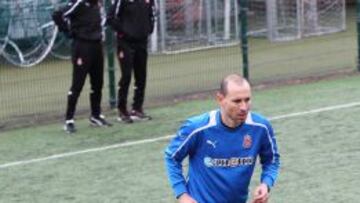 Aguirre observa a Petrov en un entrenamiento de esta semana, en Sant Adri&agrave;.