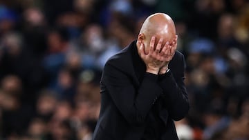 Pep Guardiola, entrenador del Manchester City, se lamenta durante el partido ante el Real Madrid de Champions League.