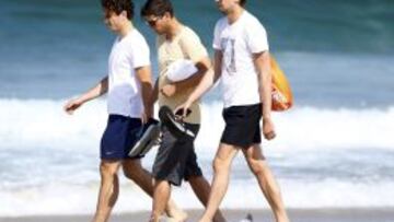 Janmaat, Huntelaar y Krul fueron tres de los jugadores de Holanda que aprovecharon un rato libre en la concentración para pasear por la playa de Ipanema, en Río. La ubicación del hotel enfrente de la playa permite que las escapadas sean constantes, algo que se ha entendido como muy importante para el rendimiento posterior.