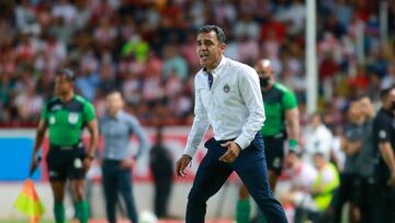 MEX2579. AGUASCALIENTES (MÉXICO), 29/04/2022.- El entrenador Ricardo Cadena de las Chivas de Guadalajara dirige hoy a sus jugadores contra el Necaxa, durante un partido por la jornada 17 de la Liga MX en el Estadio Victoria de la ciudad de Aguascalientes (México). EFE/ Víctor Cruz
