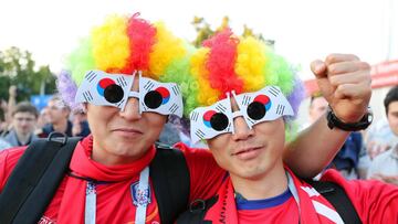 Nizhny Novgorod (Russian Federation), 17/06/2018.- Members of South Korea's largest national team fan group, the "Red Devils," cheer at a square in Nizhny Novgorod, Russia, 17 June 2018. South Korea will face Sweden in Nizhny Novgorod in a group F prelimi