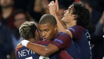Neymar y Mbappé se abrazan junto a Cavani.