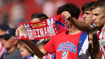 Soccer Football - LaLiga - Atletico Madrid v Real Sociedad - Metropolitano, Madrid, Spain - October 8, 2023 Atletico Madrid fans hold up a scarf in support of Antoine Griezmann before the match REUTERS/Isabel Infantes