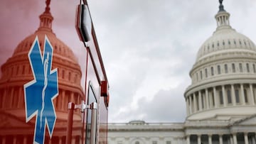 El Capitolio de los Estados Unidos se refleja contra una ambulancia a lo largo del Frente Este en el Capitolio en Washington, EE. UU., 16 de julio de 2020. 