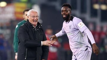 Soccer Football - Europa League - Round of 16 - First Leg - AS Roma v Athletic Bilbao - Stadion Olimpico, Rome, Italy - March 6, 2025 AS Roma coach Claudio Ranieri shakes hands with Athletic Bilbao's Inaki Williams REUTERS/Guglielmo Mangiapane REFILE - CORRECTING EVENT