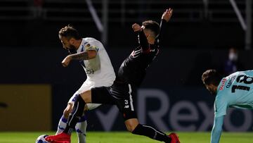 AMDEP442. BRAGANCA PAULISTA (BRASIL), 05/05/2022.- Lucas Pratto (i) de Vélez deja atrás a Leonardo Rech Ortiz (c) y Cleiton Schwengber patea para anotar un gol hoy, en un partido de la Copa Libertadores entre Bragantino y Vélez en el estadio Nabi Abi Chedid en Braganca Paulista (Brasil). EFE/Fernando Bizerra
