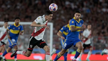 AME7940. BUENOS AIRES (ARGENTINA), 07/05/2023.- Ignacio Martín Fernández (i) de River disputa el balón con Alan Varela de Boca hoy, durante un partido del campeonato de Primera División disputado en el estadio Monumental de Buenos Aires (Argentina). EFE/Juan Ignacio Roncoroni
