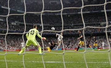 2 de mayo de 2017. Partido de ida de las semifinales de la Champions League entre el Real Madrid y el Atl¨¦tico de Madrid en el Bernab¨¦u (3-0). Cristiano Ronaldo marc¨® el 2-0.