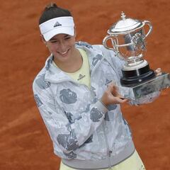 Muguruza beats Williams to win Roland Garros