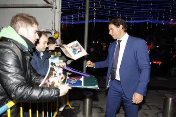 Rafa Nadal firmando autógrafos a su llegada. 