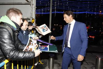 Rafa Nadal firmando autógrafos a su llegada.