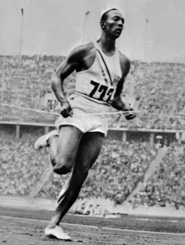 Jesse Owens cruzando la meta en la prueba de los 200 metros durante los JJOO de Berlín de 1936.