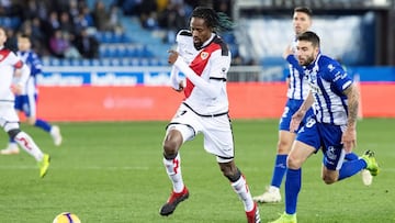 GRAF7258. Vitoria 28/01/2019.- El defensa senegalés del Rayo Vallecano, Abdoulaye Ba (i), conduce el balón ante el delantero del Alavés, Borja Bastón, durante el encuentro correspondiente a la jornada 21 de primera divisi&oacut