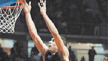 <b>SALTO PRODIGIOSO.</b> Calderón (1,90) anota entre Marconato y Edney.