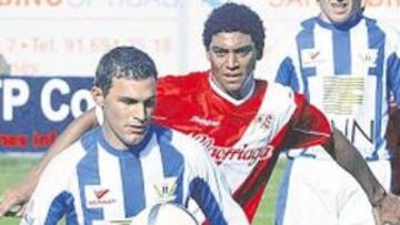 <b>EMOCIONANTE. </b> Municio y Zarandona demuestran la intensidad en el derby.