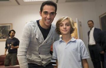 Contador, con un joven aficionado.