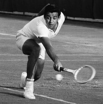 Mejor conocido como el Pelón, Osuna destacó en el mundo del tenis durante la década de los 60, obteniendo tres medallas de Oro en los Juegos Olímpicos de México 68. Lamentablemente menos de un año después falleció en un accidente aéreo