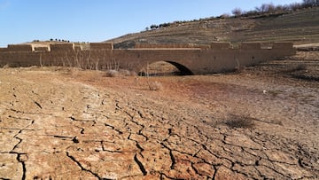 (Foto de ARCHIVO)
Los restos del antiguo pueblo de Peñarubia han quedado al descubierto por la ausencia de agua en el embalse de Guadalteba a causa de la extrema sequía, a 3 de febrero de 2024 en Málaga, Andalucía, (España). Los pantanos Málaga bajo mínimos una vez más tras una extrema sequía que se repite otra año como las habidas en las década de los ochenta, noventa y dos mil.
Álex Zea / Europa Press
03/2/2024