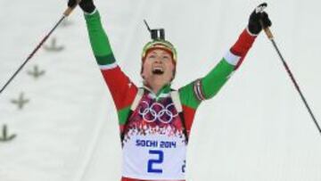Darya Domracheva celebra su tercer título olímpico en Sochi.