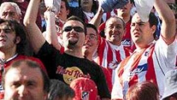 <B>INDIGNACIÓN</B>. Los aficionados rojiblancos volvieron a sacar pañuelos blancos ante la derrota acompaña de un pésimo juego de su equipo.