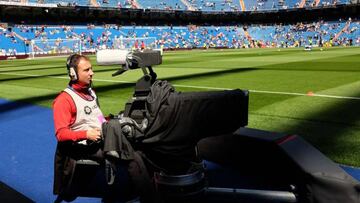 Cámara de televisión en el Estadio Santiago Bernabéu.