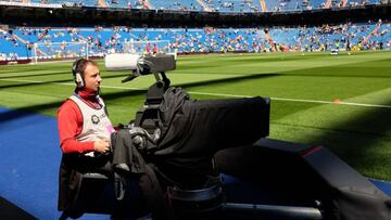 C&aacute;mara de televisi&oacute;n en el Estadio Santiago Bernab&eacute;u.