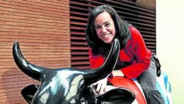 <b>AL GALOPE. </b>Coghen, sobre la vaca regalada por CowParade.