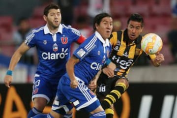 CH01. SANTIAGO (CHILE), 05/03/2015.- José Rojas (d) y Cristian Suarez (c) de de Universidad de Chile disputan el balón con Rodrigo Ramalio (i) de The Strongest hoy, jueves 5 de marzo de 2015, durante un partido de la Copa Libertadores, en el Estadio Nacional de Santiago (Chile). EFE/Mario Ruiz