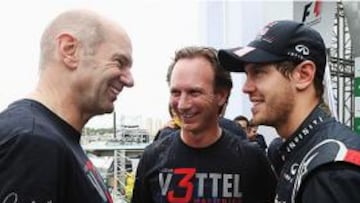 <b>TRÍO DE ASES. </b>De izquierda a derecha, Newey, Horner y Vettel, tras la conquista en Brasil de su tercer título consecutivo de Fórmula 1.