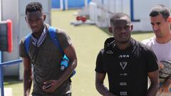 Chilunda, a la izquierda, a la llegada a un entrenamiento del Tenerife.