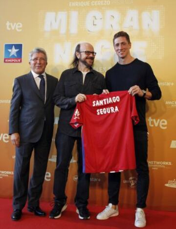 Santiago Segura recibe la camiseta del Atlético de Madrid de manos de Cerezo y Fernando Torres.