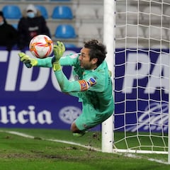 Diego López: héroe de noche, agente libre de día