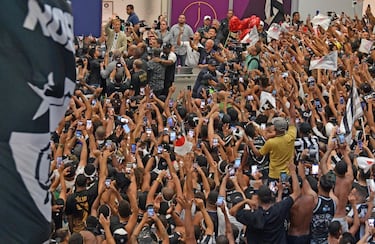 Miles de seguidores del Botafogo recibieron a Keisuke Honda en el aeropuerto de Río de Janeiro. El centrocampista japonés, de 33 años, llega al llamado Glorioso tras una breve estancia en el Vitesse al que llegó procedente del Milán con el que jugó sólo cuatro partidos.