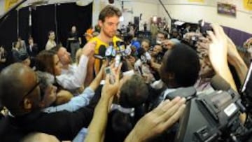 Pau Gasol atiende a la prensa.